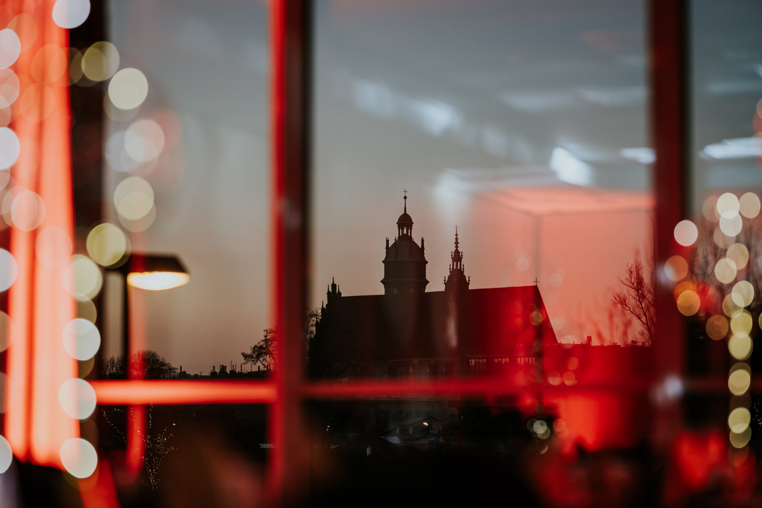 Widok na Wawel z sali bankietowej Qubus Hotel Kraków podczas balu maturalnego