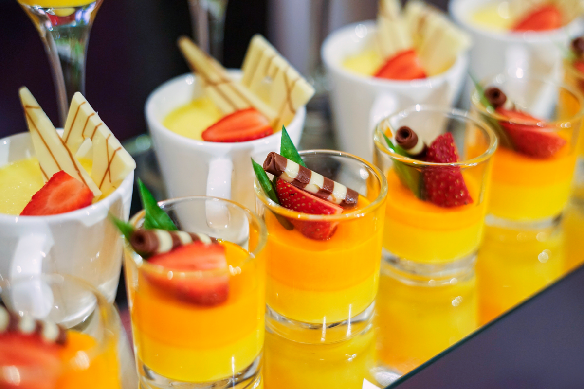 Desery z owocami i czekoladową dekoracją w menu studniówkowym Qubus Hotel Kraków